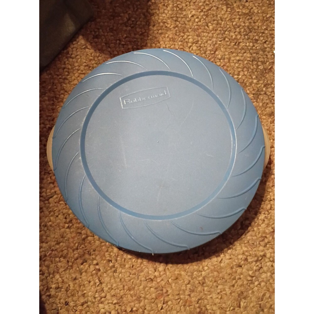 Rubbermaid round Tupperware container